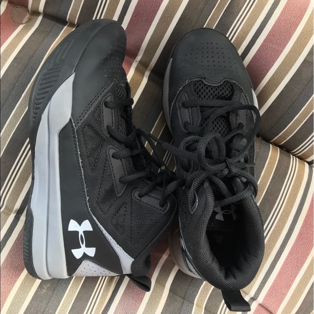 Boys Under Armour Basketball Shoes 3.5 Youth